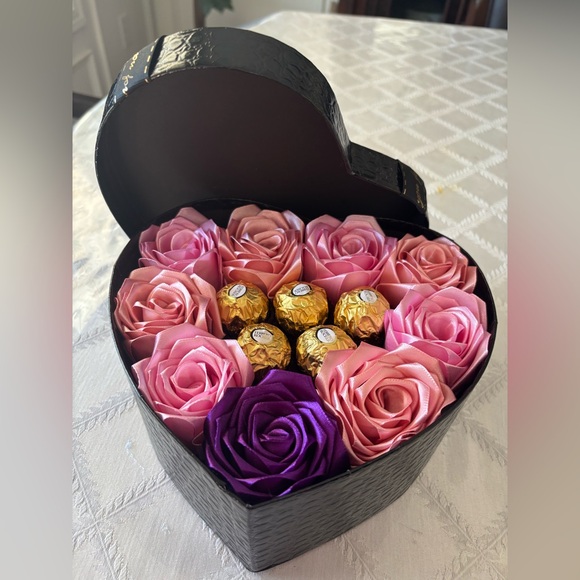 Valentine box with eternal roses and chocolate - Picture 7 of 9